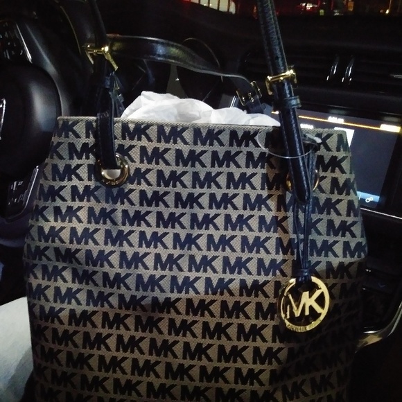 Michael Kors Purse - Picture 1 of 1